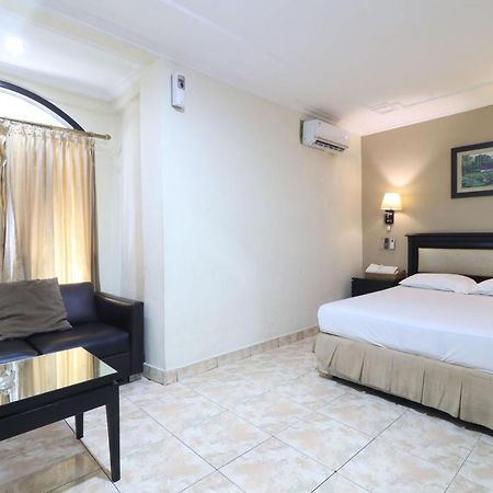 C'One Hotel Pulomas Jakarta Kültér fotó