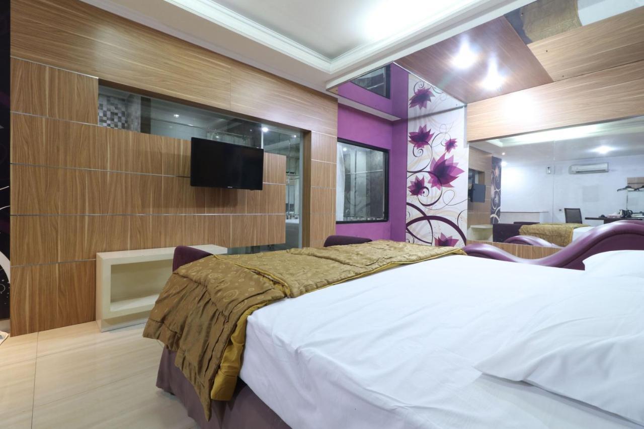 C'One Hotel Pulomas Jakarta Kültér fotó
